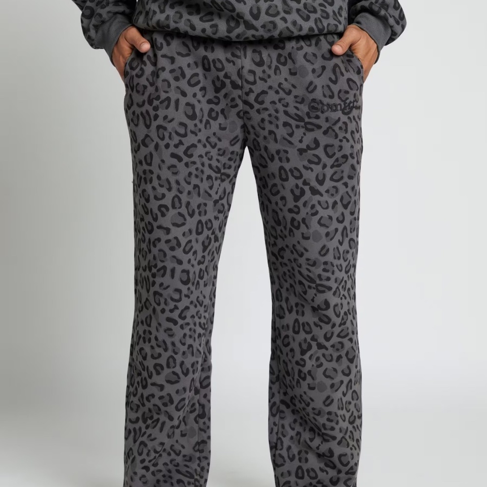 Comfrt Minimalist Straight Leg Sweatpants Medium